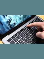 Laptop Macbook Pro 256GB, Intel i5, Gris Espacial, TouchBar, Reacondicionada A